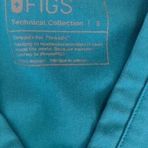 Figs uniform / scrub, top is small the bottom is xs